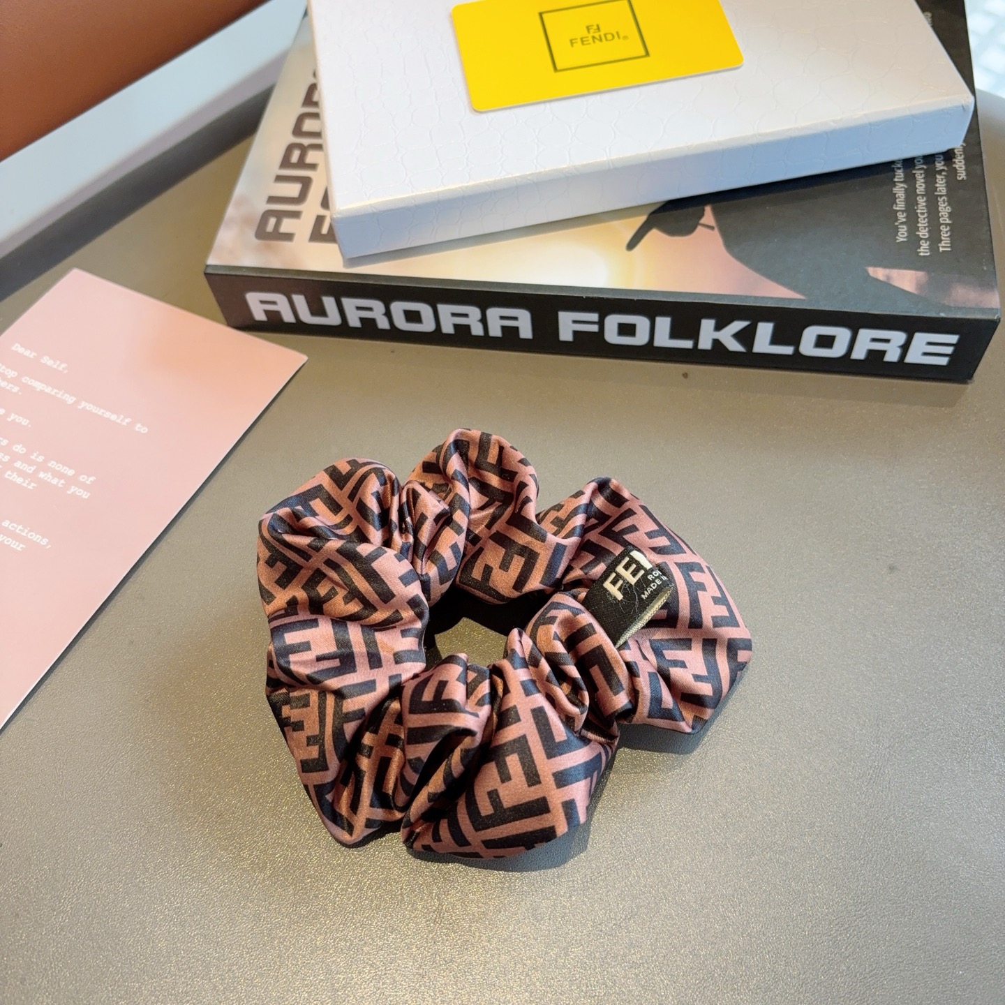 FENDI フェンディ ヘアアクセサリー フェンディ ロゴ ブラウン 全1色 - 画像 4