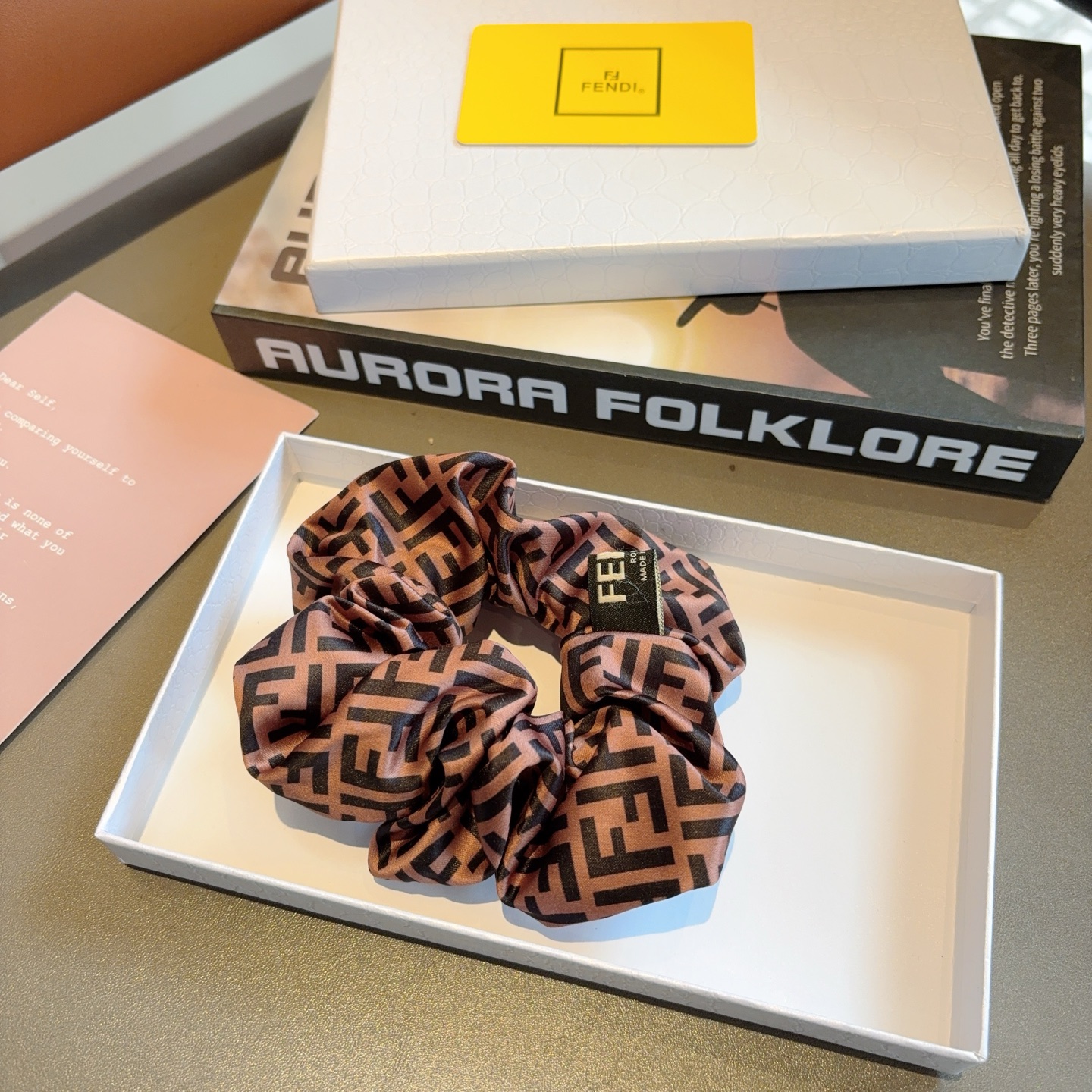FENDI フェンディ ヘアアクセサリー フェンディ ロゴ ブラウン 全1色 - 画像 5