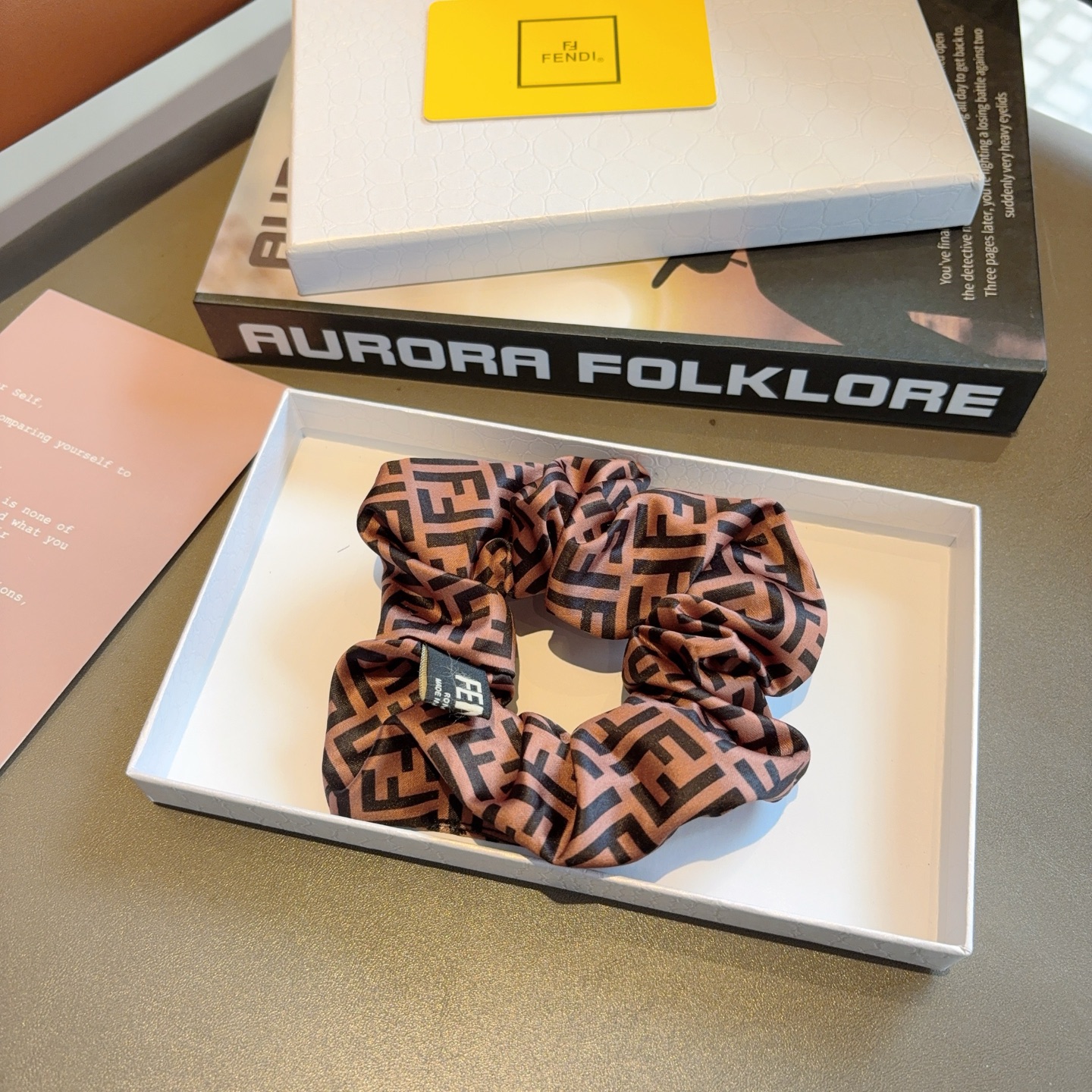 FENDI フェンディ ヘアアクセサリー フェンディ ロゴ ブラウン 全1色 - 画像 6