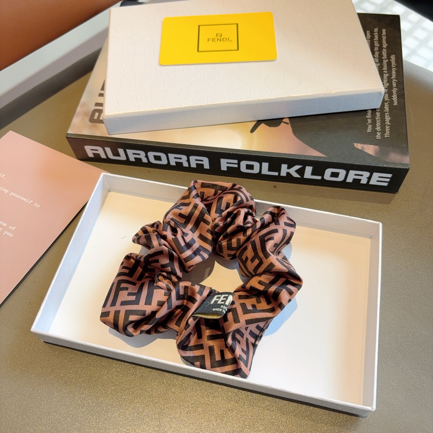 FENDI フェンディ ヘアアクセサリー フェンディ ロゴ ブラウン 全1色 - 画像 7