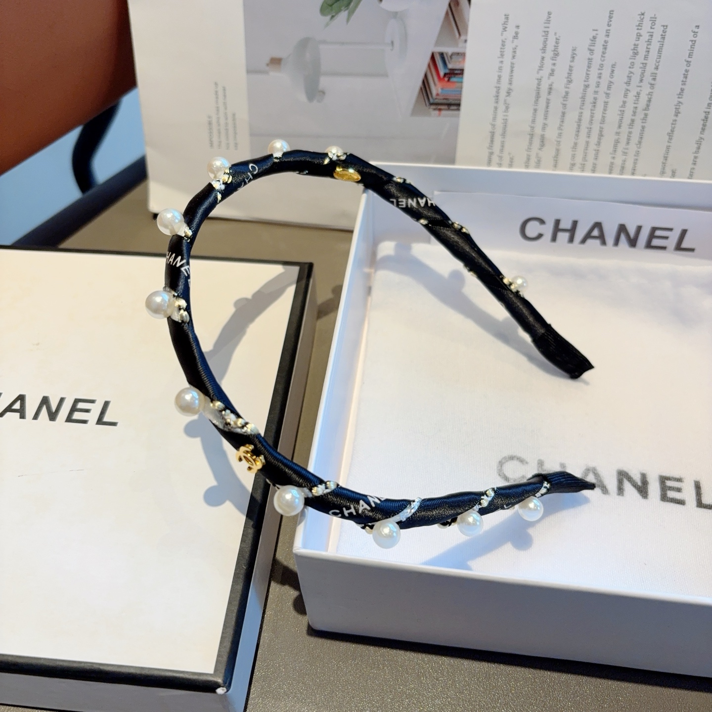CHANEL シャネル ヘアバンド フラワーデザイン 黒 ホワイト 全2色 - 画像 4