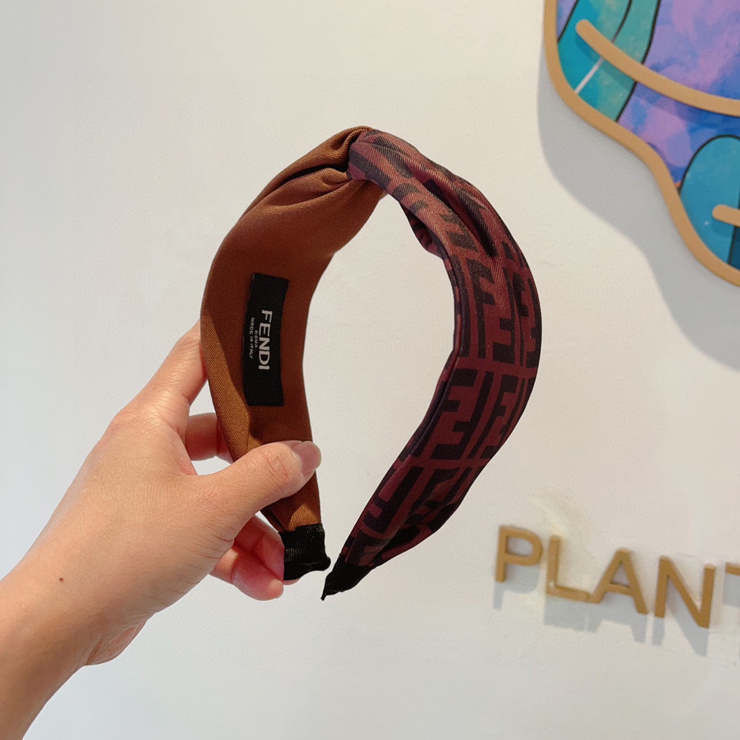 FENDI フェンディ ヘッドバンド ファッション ブランド 本革 ブラック 全2色