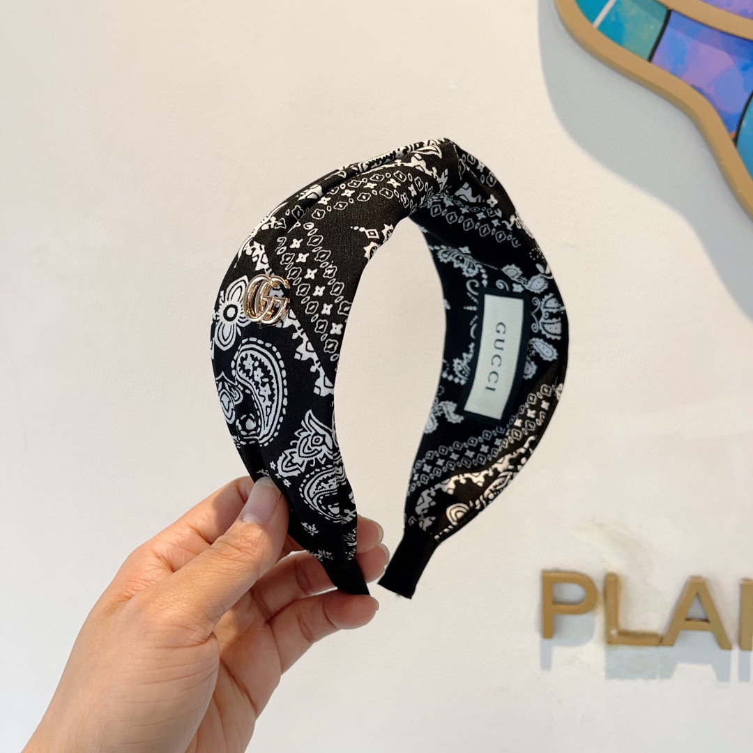 GUCCI グッチ ヘアバンド バンダナ柄 本革 ブラック・ホワイト