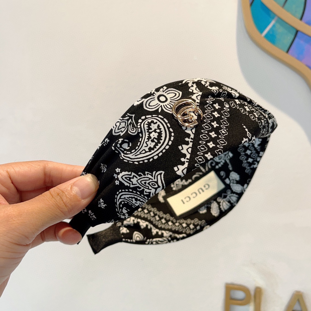 GUCCI グッチ ヘアバンド バンダナ柄 本革 ブラック・ホワイト - 画像 3