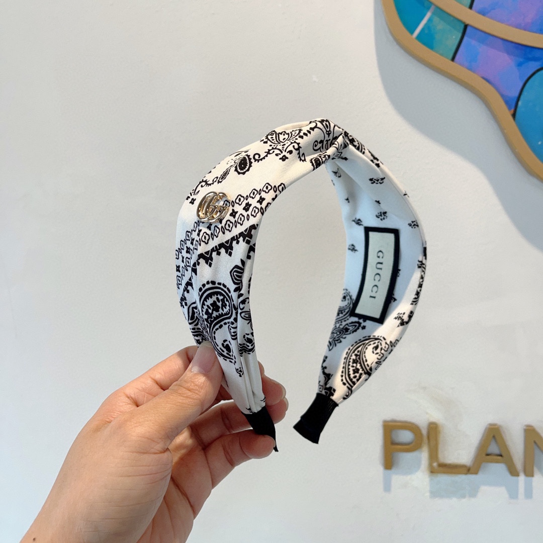 GUCCI グッチ ヘアアクセサリー バンダナ柄 ファッション ブランド ブラック ホワイト 全2色 - 画像 1