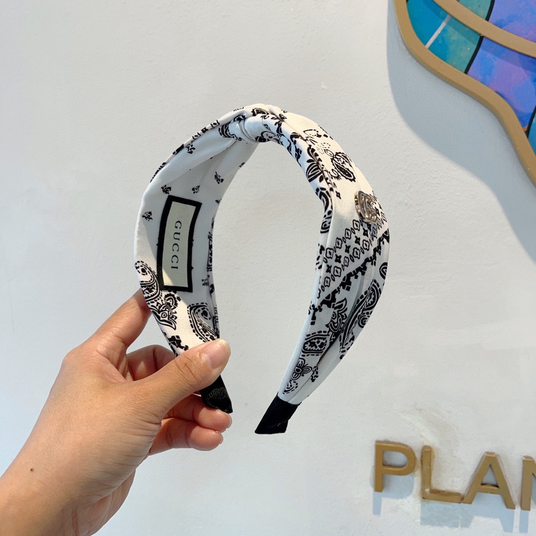 GUCCI グッチ ヘアアクセサリー バンダナ柄 ファッション ブランド ブラック ホワイト 全2色 - 画像 2