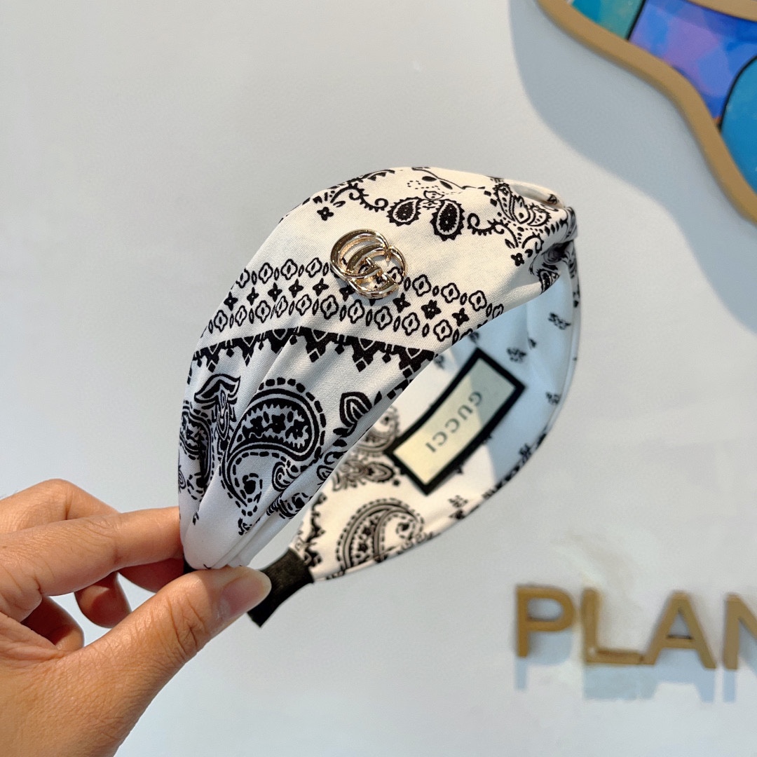 GUCCI グッチ ヘアアクセサリー バンダナ柄 ファッション ブランド ブラック ホワイト 全2色 - 画像 3