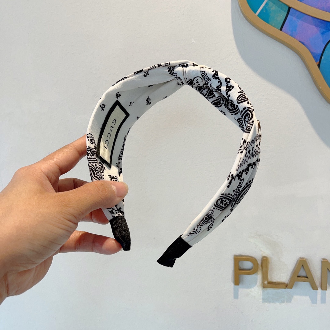 GUCCI グッチ ヘアアクセサリー バンダナ柄 ファッション ブランド ブラック ホワイト 全2色 - 画像 4