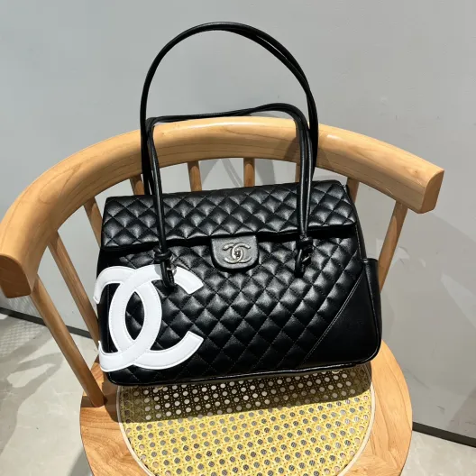 シャネル　CHANEL　カンボンライン　レディースショルダーバッグ　ココマーク　ブラック　シルバーカラー金具　肩掛け　黒