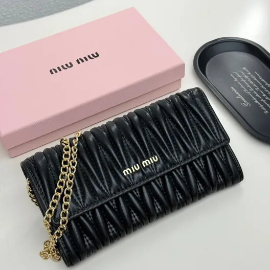 Miu Miu ミュウミュウ ミニショルダーバッグ 高級小羊革 本革仕様 黒