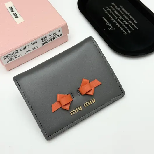 MIU MIU ミウミウ 財布 ミウミウ947 本革仕様 ファスナー 2つ折り 全4色展開