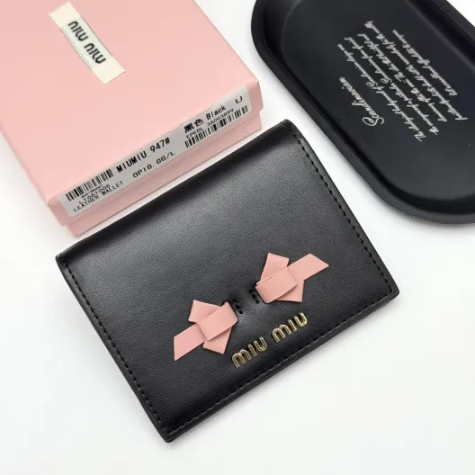 Miu Miu ミウミウ 折り財布 ファスナー付き ミニ財布 黒 ピンク