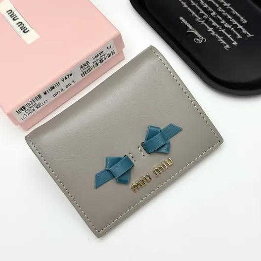 MIUMIU ミュウミュウ 折り財布 長方形 ファスナー 2つ折り 黒 ピンク 深灰色 浅灰色 全4色展開