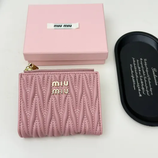 Miu Miu ミュウミュウ ウェーブ型コンパクト財布 黒 ピンク ブルー 3色展開