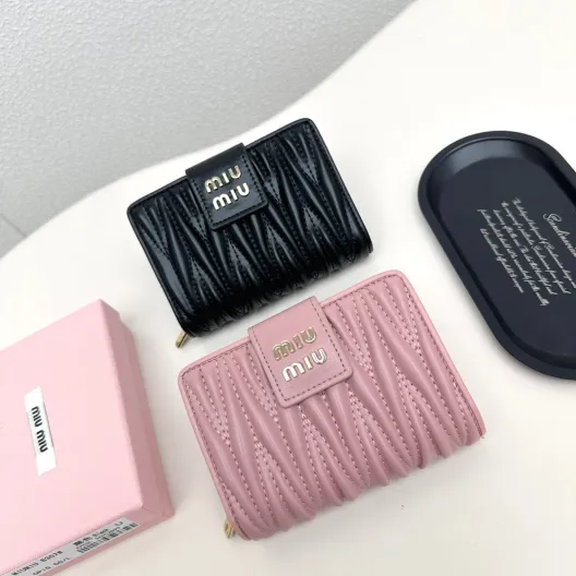 Miu Miu ミウミウ 財布 二つ折り コンパクト 本革仕様 黒 ピンク