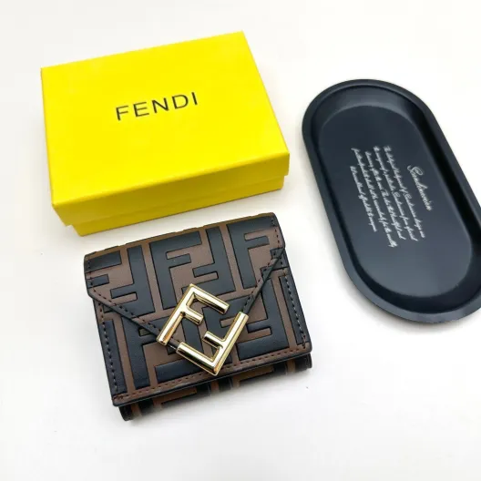 FENDI コピー ミニ財布 ブランド コピー ファスナー ロゴ柄 チェーン付き 黒 ブラウン