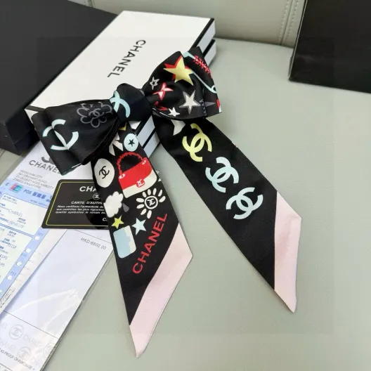 CHANEL コーチ シルク調スカーフ グラフィック柄 多色展開 ブラック