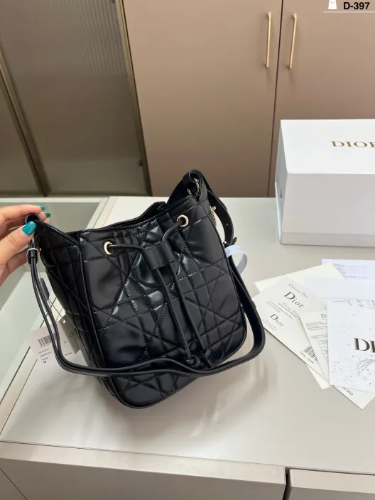 Diorディオール ショルダーバッグ エレガントで上質なモノグラムキャンバス レディースに人気のギフトにも最適