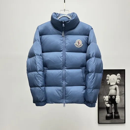 Monclerモンクレール ブルゾン ブルー 保温性抜群 スタイリッシュなデザイン シンプルな色合い ファッション性高い冬の必需品