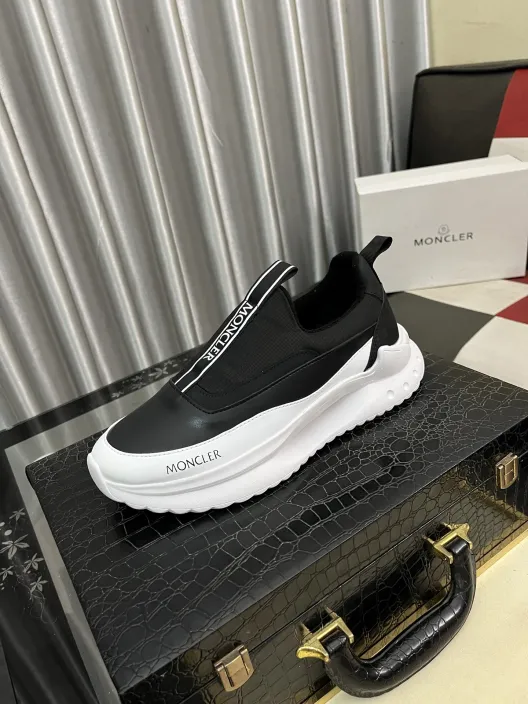 モンクレール メンズスニーカー ブラック ホワイト スリップオン 2色 デザイン性高い 时尚シューズ 🖤👟