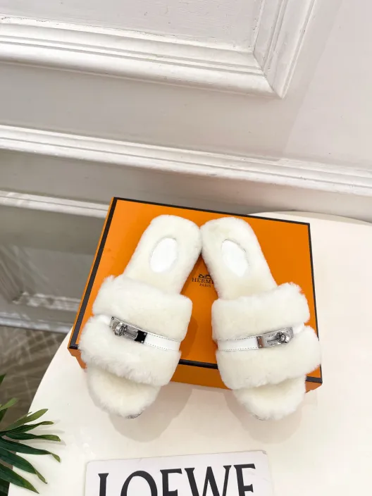 エレガントな HERMÈS ファー フラット サンダル 白色 1色入 🐾