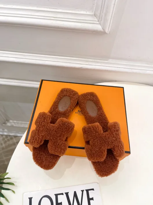 エレガントな HERMÈS レディース フラットシューズ 37 カラー：ブラウン 🐶