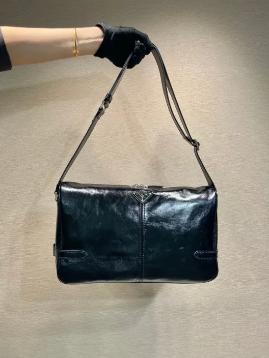 PRADA メンズ ミディアム ショルダーバッグ 黒 1色入