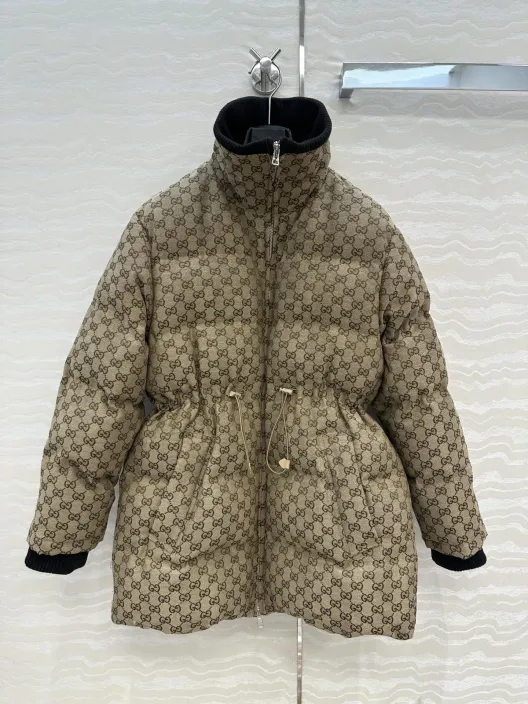 GUCCI 560 オーバーサイズ サイドゴム ロゴ柄 ダウンジャケット ベージュ