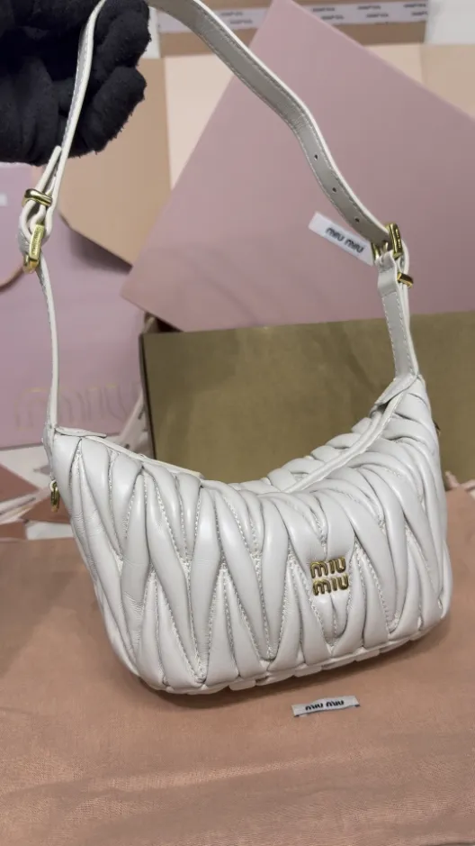 ミュウミュウ ハンドバッグ 軽量 コンパクト シルバー