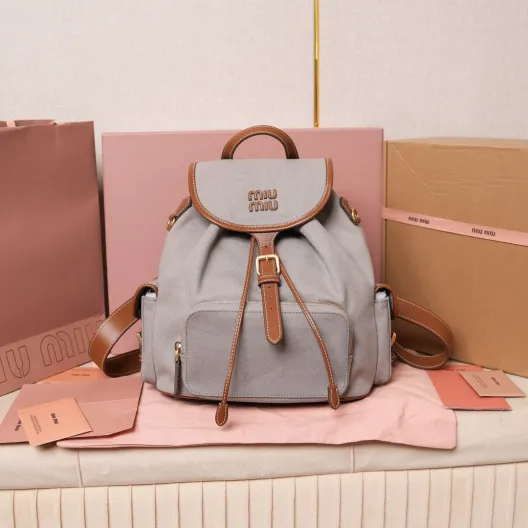 Miu Miu リュックサック | 軽量|グレー