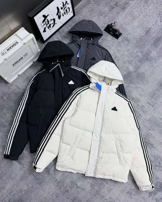 adidas ダウンジャケット ブランドロゴ入り 3本ラインデザイン 通勤カジュアル ブラック ホワイト グレー展開