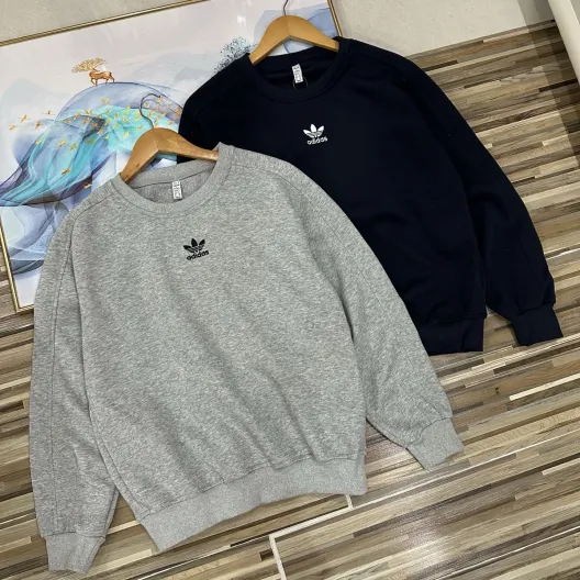 adidas スウェットシャツ ロゴ刺繍 オーバーサイズ 通勤カジュアル ブラック チャコールグレー レザー調