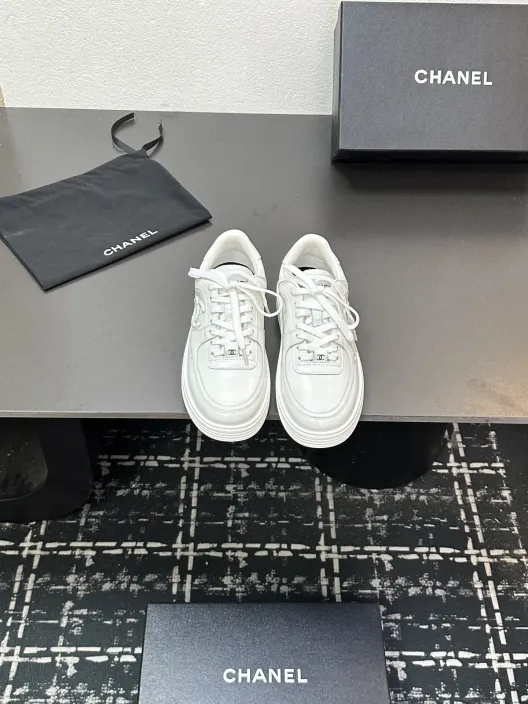 CHANEL チェンテル レディース メンズ 兼用 スニーカー 白 シンプル 高級感 通勤 通学 プレゼント 2WAY 127744