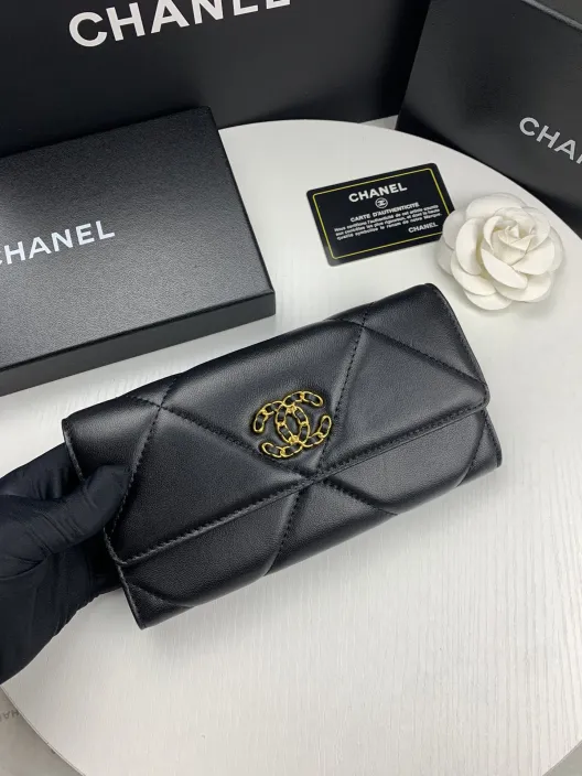 CHANEL　シャネル　ディズヌフ　長財布　ミディアムウォレット　二つ折りフラップ　かぶせ蓋　マトラッセ　キルティング　レザー　4色